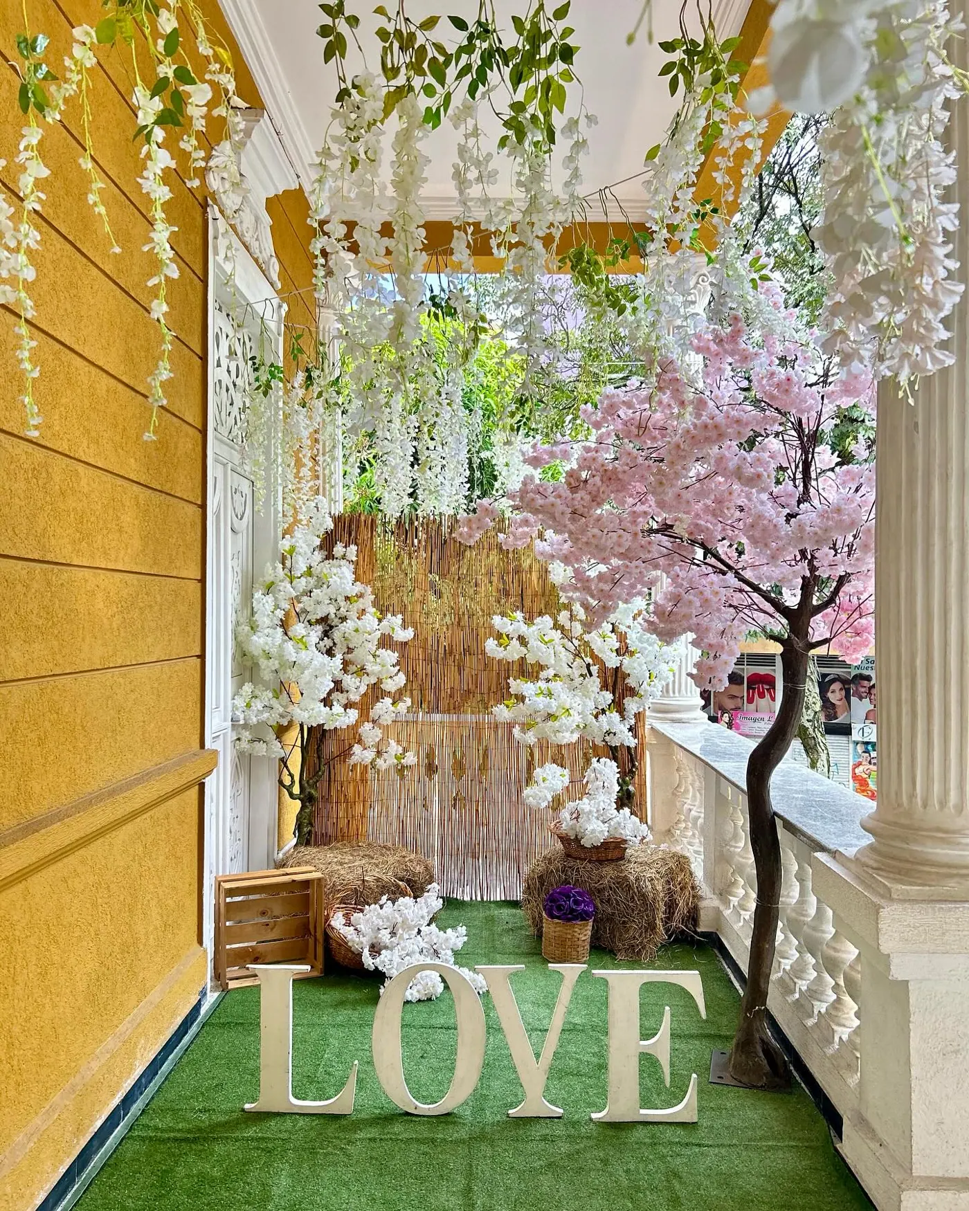 Arco de flores con letras LOVE